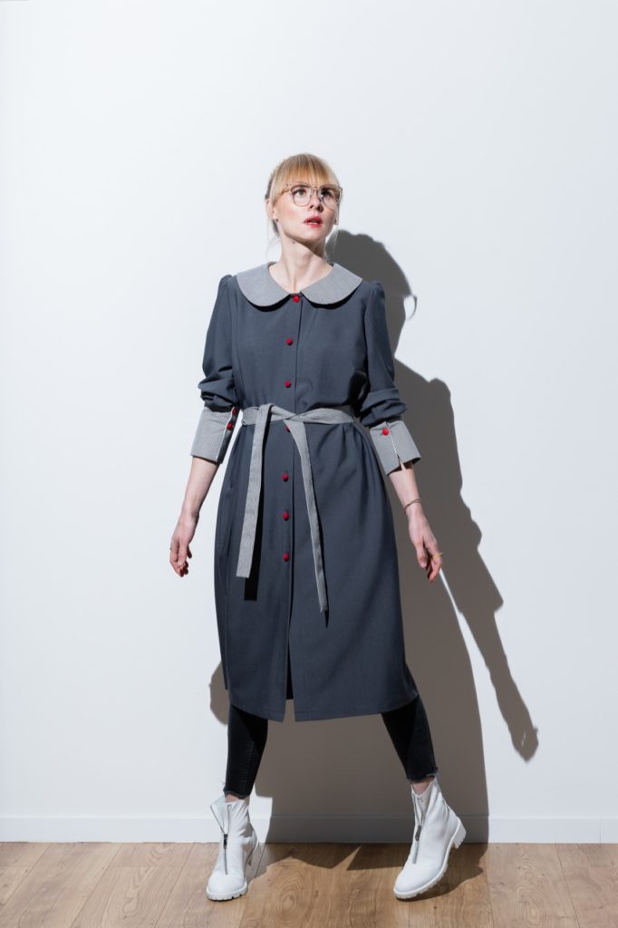 szara sukienka z paskiem